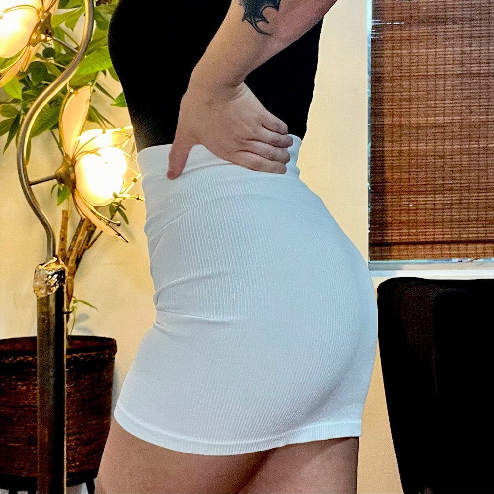 OQQ Super stretch, ribbed, bright white mini skirt